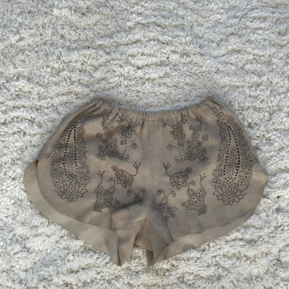 Beige shorts med spetsdetaljer från Subtle Dust