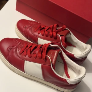 Valentino flycrews - Valentino Flycrews | Snygga skor som är i otroligt bra skick 9/10 | Storlek 38.5 passar även 39 | Box, Dustbag och Extra snöre medföljer | Självklart äkta | Nypris ligger runt ca 7000kr | Priset är inte hugget i sten | Hör av er vid minsta möjliga fråga eller fundering!