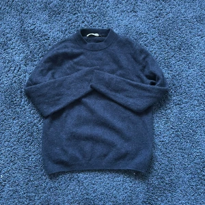 A Day's March kashmir tröja - Säljer en stilren marinblå tröja från A Day's March med nypris runt 2500 kr. Tröjan är gjord av 100% kashmir. Den krymptes i tvätten och är originalt i storlek m, passar dock dig som är mellan xs och s. Tröjan har inga synliga deefekter. Tröjan är blå(på bilden ser den snarare svart ut)                                                                                   Hör av dig vid frågor!                                                                          Pris kan sänkas vid snabb affär 👍🏻 