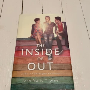 The Inside of out bok - Fin queer coming of age bok, hardcover!  Super bra skick Har inte plick köp påslaget då jag också säljer på Vinted, men skriv om du vill köpa så slår jag på!