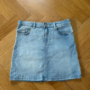 Jeanskjol - Ljusblå jeanskjol, lite stretchig