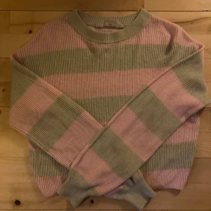 Randig tröja - Rosagrön randig tröja från H&M, köpt för 199, säljer för 60kr<3