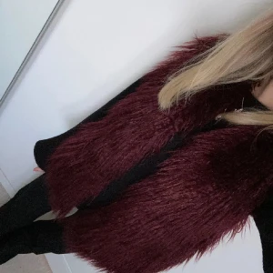 Vinröd pälsväst - Från Zara! ❣️