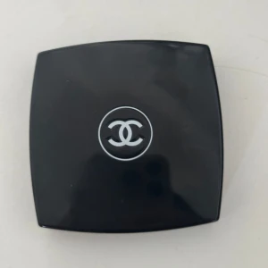 Chanel ögonskugga - Helt Oanvänd ögonskugga från Chanel 4 färger och 2 st orginalpris på chanels hemsida 1061kr. Mitt pris kan diskuteras vid snabb affär!  