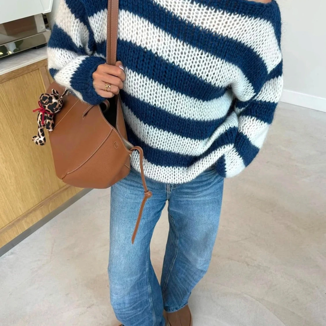 Randig stickad tröja i blått och vit - 92