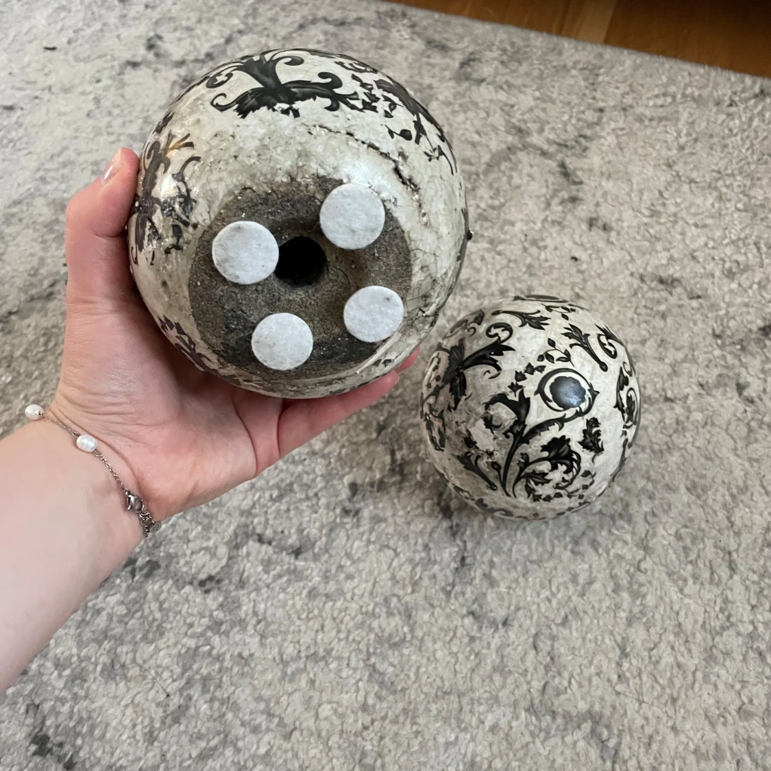 Dekorativa klot med svart mönster - 91