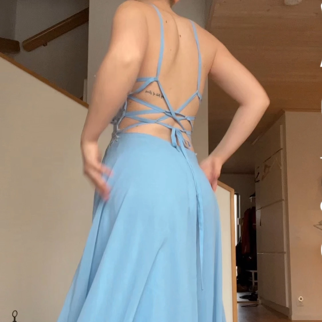 Ljusblå balklänning med spetsdetaljer