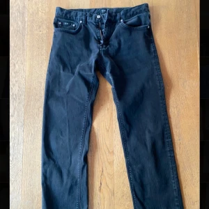 Svarta jeans från Hugo Boss - Snygga svarta jeans från Hugo Boss. De har en klassisk femficksdesign och knappar med märkets logotyp. Snygga och bekväma.