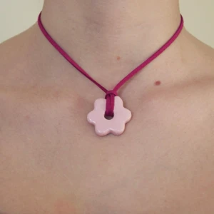 Blom halsband i keramik - Halsband handgjort i keramik av oss - Vivid UF. Om önskas annan färg på band så tar vi beställningar på i vår Instagram DM. @_vividuf
