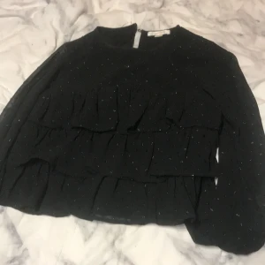 Svart glittrig blus  - Jätte fin blus från Gina storlek 146💓❤️‍🔥