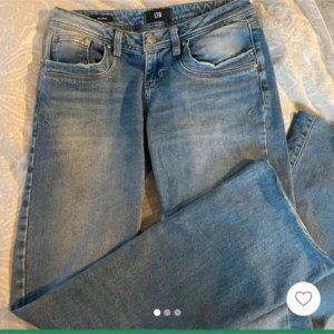 Blå jeans från LTB - Snygga blå jeans från LTB! Färgen stämmer bäst in på bild 1 och de andra är i annat ljus och ser inte riktigt lika ut därför! Skriv om ni vill veta mått eller har andra frågor/prisförslag