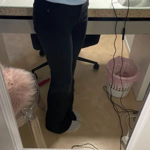 Svarta byxor från ONLY - Snygga svarta byxor från ONLY i storlek XXS. Byxorna har en klassisk design med en tight passform och är perfekta för en stilren look. De är tillverkade i ett bekvämt material som ger en skön känsla hela dagen.