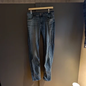 Blå jeans från Jack & Jones - Snygga blå jeans från Jack & Jones med en klassisk femficksdesign. De har en normal passform och är perfekta för en avslappnad stil. 