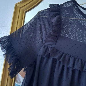 Svart blus - Söt blus med volanger och spets! Bra skick💘