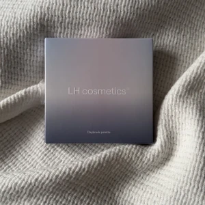 Daybreak Palette från LH Cosmetics - Säljer min Daybreak Palette från LH Cosmetics med nio välpigmenterade, krämiga nyanser för ögon, kinder och läppar, som jag fick i julklapp. Orörd. Säljer då det inte är mina färger!☺️