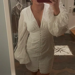 Studentklänning från Adoore - Vit klänning från Adoore köpt på Sellpy. Säljer pga var tyvärr för kort för mig. Saknar tyvärr en knapp (se bild 2). I stolek 40 men passar mig som är en 38/40 vanligtvis. 