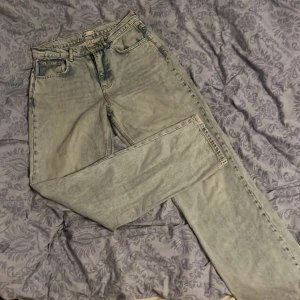 Ljusa jeans från Gina Tricot - Snygga ljusa jeans från G Perfect med klassisk femficksdesign och dragkedja. Perfekta för en avslappnad stil. De har en vintage look med en lätt tvättad finish.