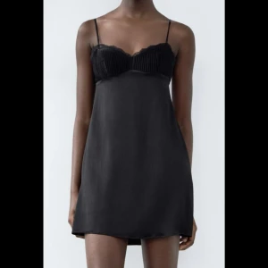 Svart  klänning - Slutsåld Zara klänning i  ”satin”, perfekt på fest eller på sommmaren! Storlek M med prislapp kvar!! (Dock väldigt liten i storlek upptill så skulle säga mer S!