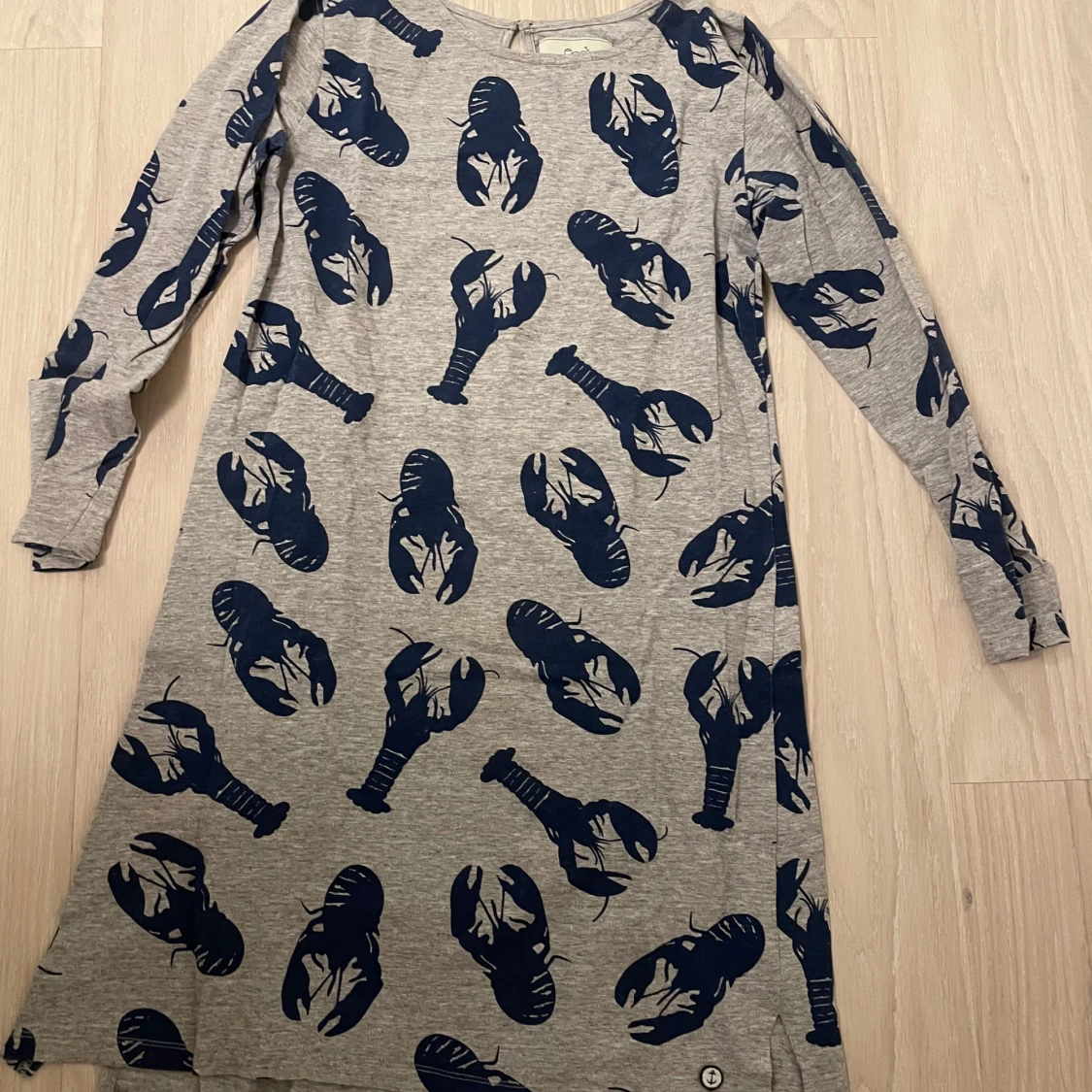 Grå klänning med hummermönster från Emma och Malena - 90