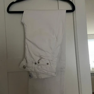 Vita jeans från 157 - Snygga vita jeans från 157 i storlek XXS. De har en hög midja och säljs för att de inte används samt är för små. 