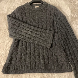 Kabelstickad tröja - Grå kabelstickad tröja