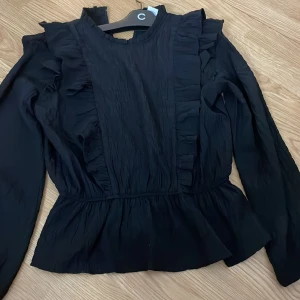 Svart blus - nu säljer jag en jätte fin svart blus ifrån lindex. Den går att använda till lite finare tillfällen men samtidigt på en vardag. Den är max använd 3 gånger och kommer i bra skick. Den går att använda till folk som har Xs.