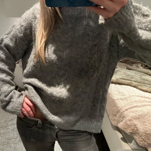Grå stickad tröja - Super fin stickad tröja som passar till allt!!
