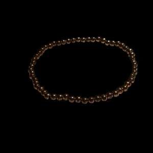 Guldigt pärlarmband - Snyggt guldigt armband med små, runda pärlor.💰 Armbandet är elastiskt och passar de flesta handleder. Använd gärna ”köp nu”!🔒💛🧡