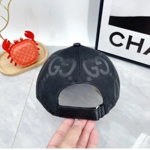 Svart keps från Gucci - Snygg svart keps från Gucci med det ikoniska GG-mönstret. Kepsen har en justerbar rem baktill för perfekt passform