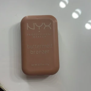 Buttermelt Bronzer från NYX (kolla beskrivning nedan) - NYX Professional Makeup Buttermelt Bronzer i nyansen 'Deserve Butta'. En krämig bronzer med en mjuk och smörig konsistens, perfekt för att ge en naturlig solkysst look. Förpackningen är kompakt och lätt att ta med sig. Använt den en gång för och testa men tyvärr var det inte i min färg.