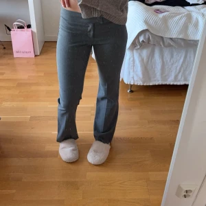 Gråa lågmidjade kostymbyxor  - Gråa lågmidjade kostymbyxor 🩶storlek 36. Aldrig använda