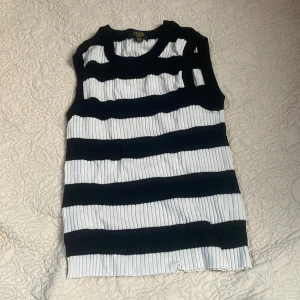 Randig ärmlös topp från OVS - Snygg top av ovs. Jag köppte den några år sen men har knappast haft på mig den.