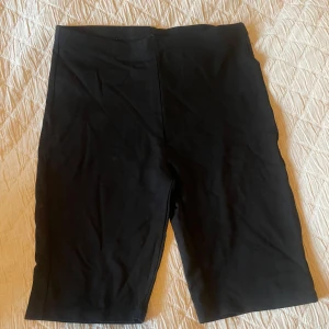 Svarta cykelshorts från KappAhl - Shorts från KappAhl, perfekta till sommaren att ha under klänning eller kjol.