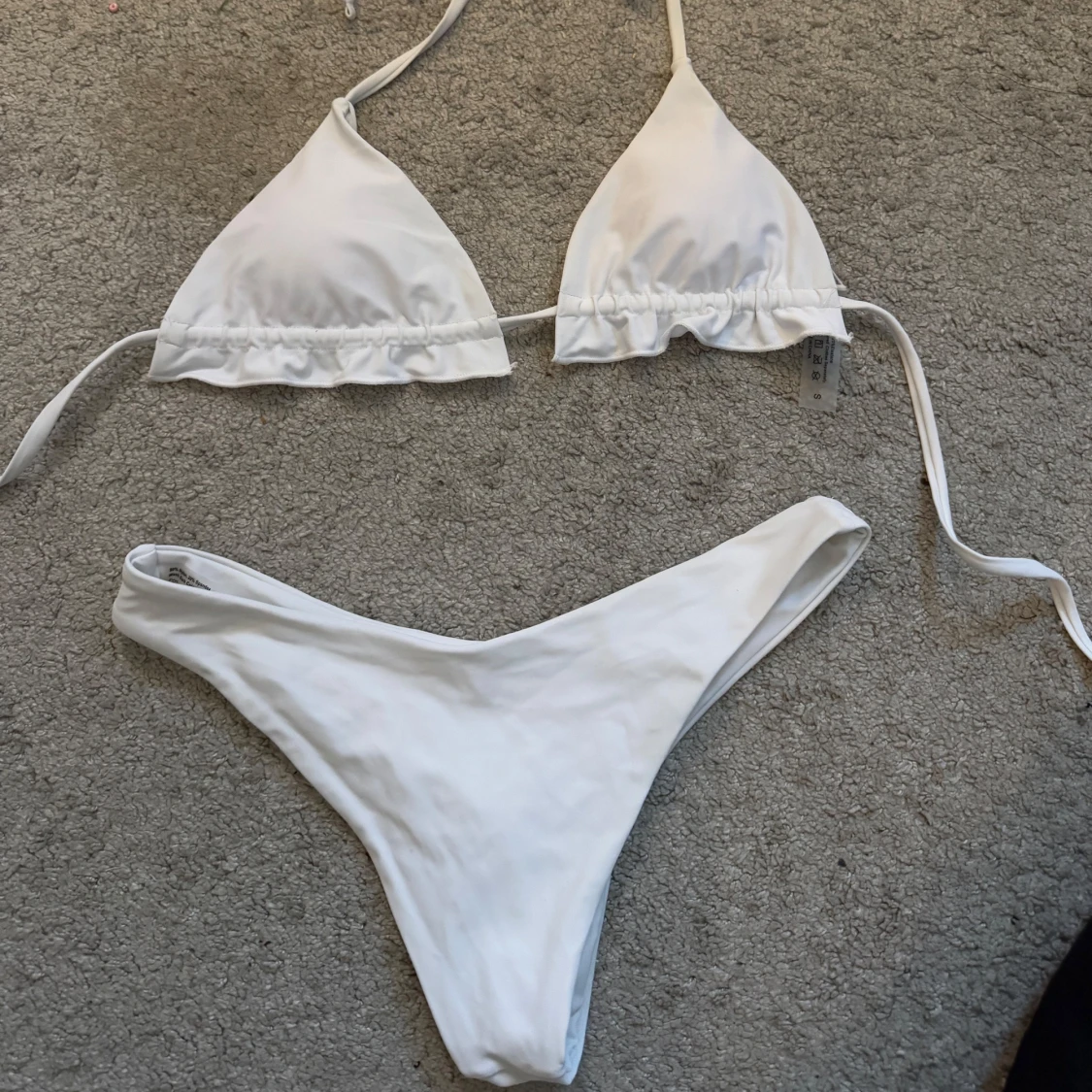 Vit bikini med volangdetalj