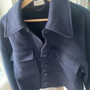 Vårkappa - Fin vårkappa från Norr 💙 köpt för ca 1800kr, använd 2 gånger. Öppen för prisförslag, tryck gärna på köp nu. 
