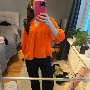 Orange blus med knytband - Söt orange blus, den är inte lika skrikig orange i verkligheten. Aldrig använd. 