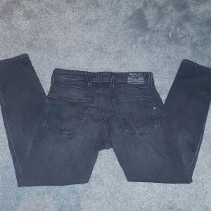 Mörkgrå Replay Anbass jeans  - Helt nya grå jeans från Replay i modellen Anbass. Skick 10/10, Storlek W 31 L 30. Jeansen har en slim passform och är tillverkade i ett stretchigt material för extra komfort.