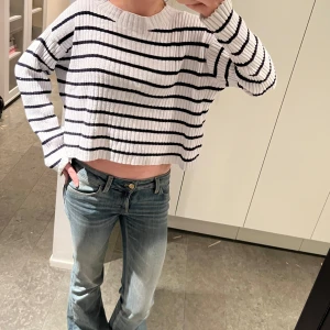 Vit och svart randig tröja från Zara - Säljer en vit och svart randig tröja från Zara som är super nice 😽 ❗️Skriv om du vill se fler bilder❗️Storlek: 13-14 år, 164 Nypris: ca 300