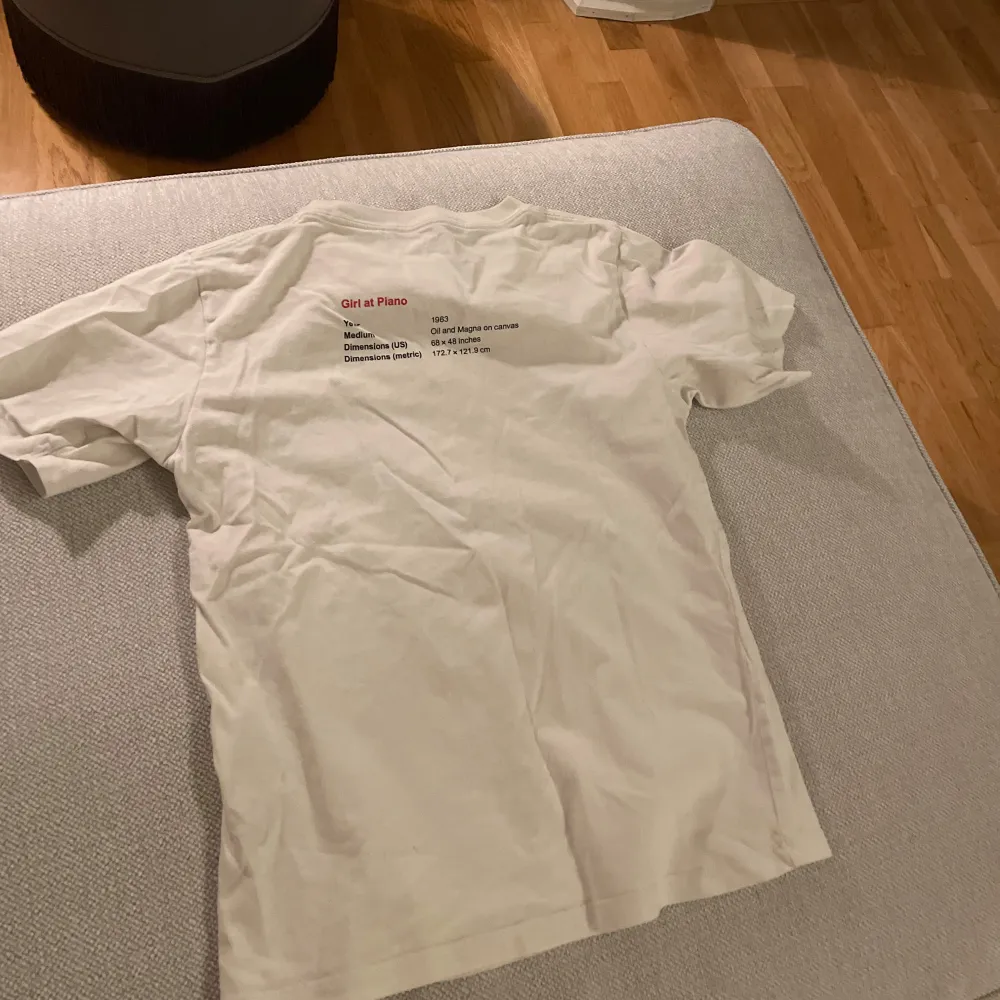 Säljer en vit t-shirt från Uniqlo med ett coolt tryck på framsidan i serietidningsstil. T-shirten har korta ärmar och en rund halsringning. Perfekt för en avslappnad stil.. T-paidat.