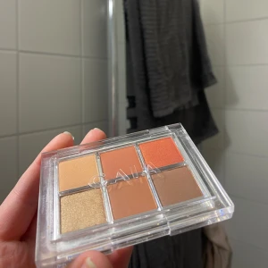 Heat Wave Eyeshadow Palette från Caia - Helt oanvänd ögonskuggspalett, med sex varma nyanser: Tan, Flames, Spicy, Lava, Hotter och Desert. Nypriset är 365kr❤️