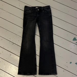 Svarta bootcut jeans från Gina Tricot - Snygga svarta bootcut jeans från Gina Tricot. De har en klassisk femficksdesign och en bekväm passform. Perfekta för en stilren look.