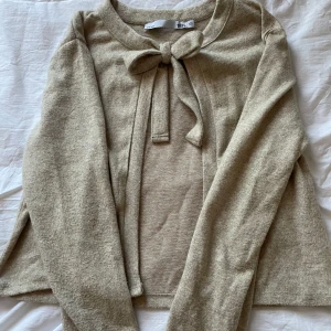 Kofta - Jättefin kofta med roset🎀koftan är i bra skick 🥰(koftan är ljusare i verkligheten)