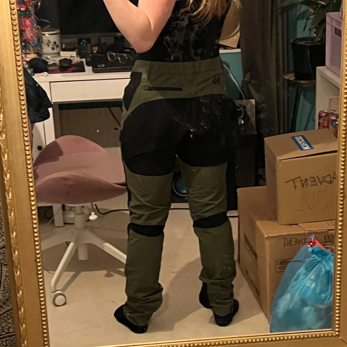 Gröna cargopants med svarta detaljer - 2