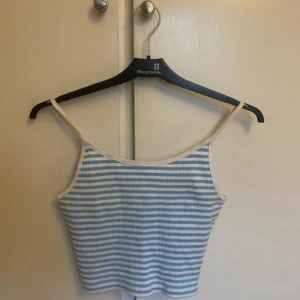 Linne - Jättegulligt randigt linne ifrån New Yorker i storlek XS. Endast använd ett få tal gånger och har inga defekter. Pris går att diskutera och jag kan skicka fler bilder😊