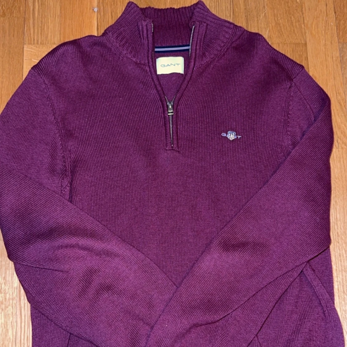 Vinröd stickad halfzip från GANT