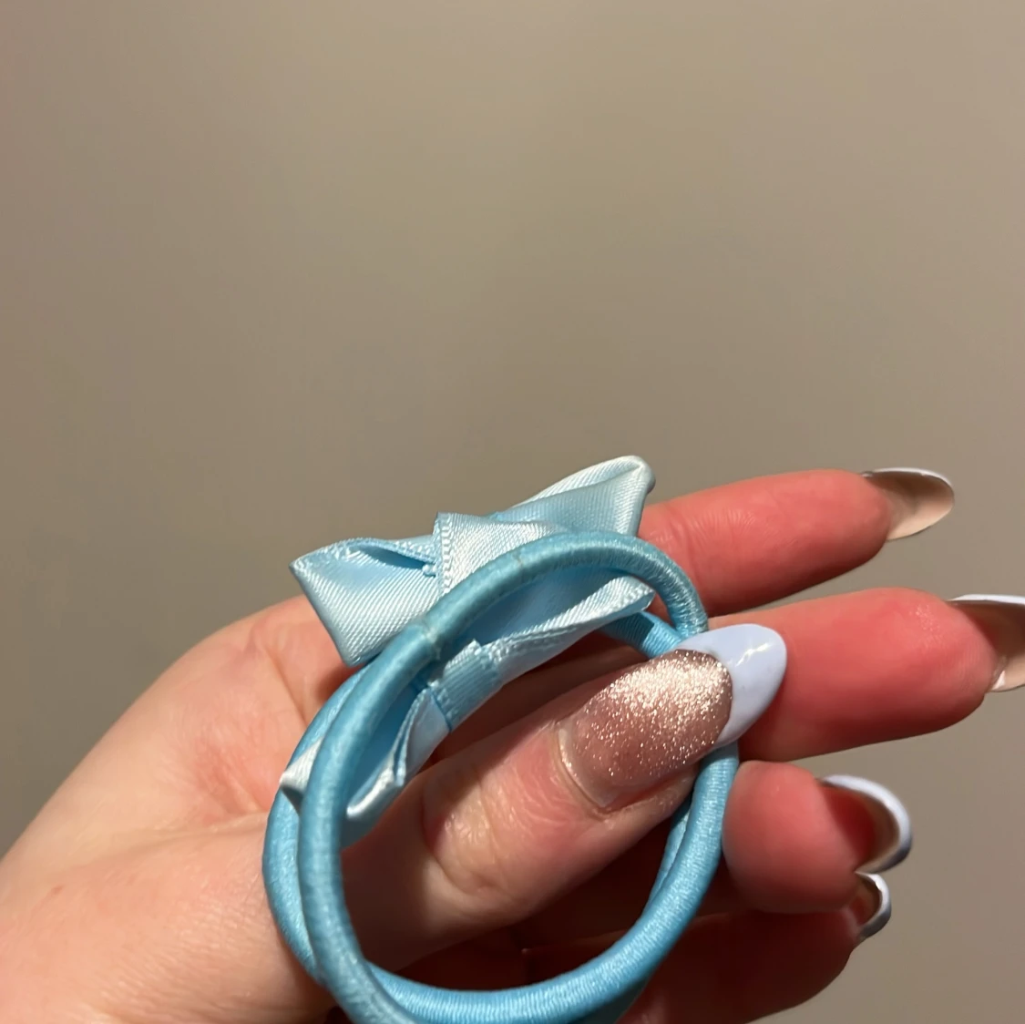 Ljusblå hårsnodd med rosett - 91