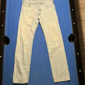 Levis 501 ljusblå jeans - Klassiska Levis 501 jeans i en snygg ljusblå färg. Använda ett fåtal gånger. Skick 9/10