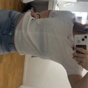 Vit t-shirt från Aware by Vero Moda - Superfin trekvartsärmad tröjaaa som aldrig kommit till användning 🐬🐬❄️❄️🥂🥂🥂🤪🤪💞🌅