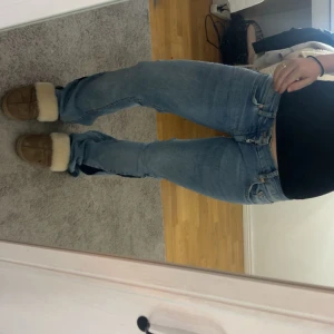 Low waist jeans med detaljer - Suuuper fina low waist jeans med en detalj på benet, de är med sydda och även detaljen är sydd 💗💗💗💗 lite långa på mig som är 160 så passar någon lite längre om du önskar fler bilder eller mått så är det bara att skriva🙏🏽🙏🏽🌅🌅🌅💞💞🤪