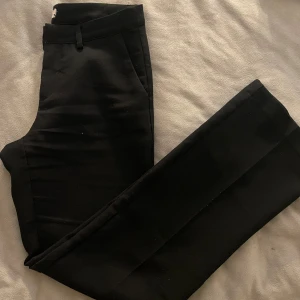 Kostymbyxor  - Svarta kostymbyxor från Nelly, midwaist, i bra skick. 🥰